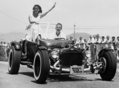 IVO_008_Trophy-Girl-with-Tom-Ivo