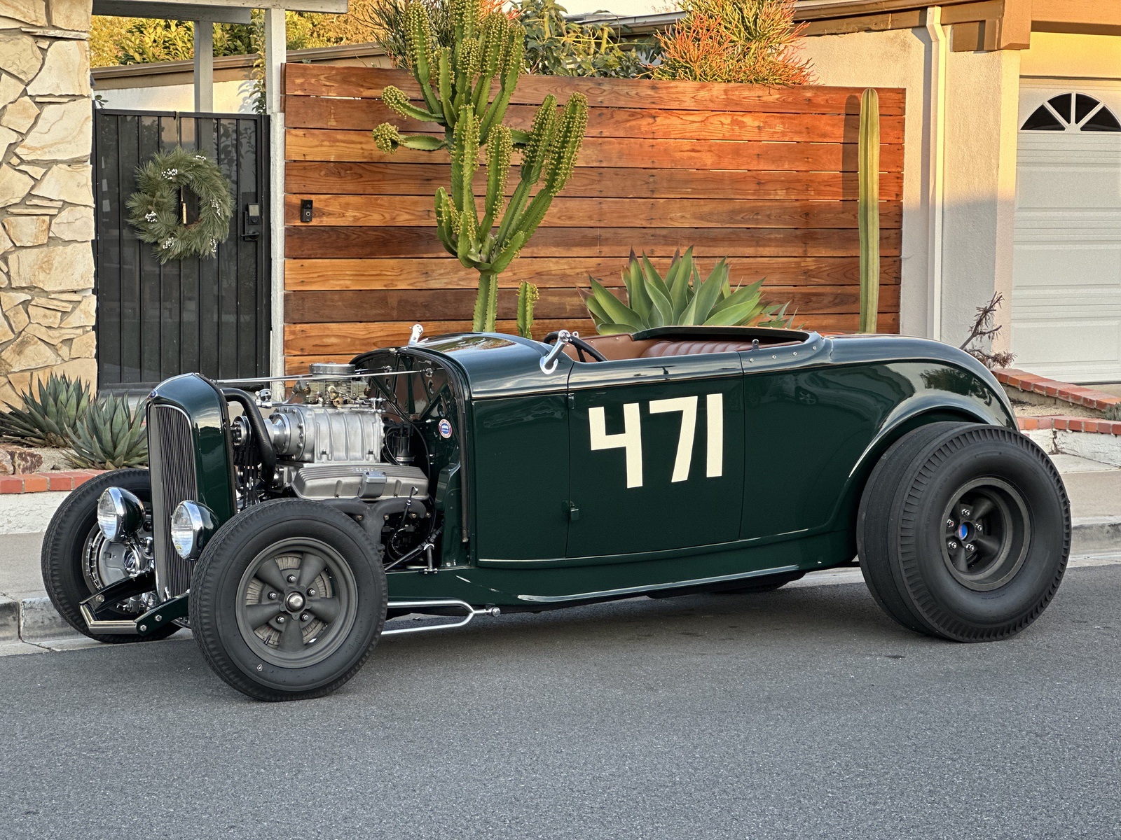 1932 Ford Roadster-Lou Stands